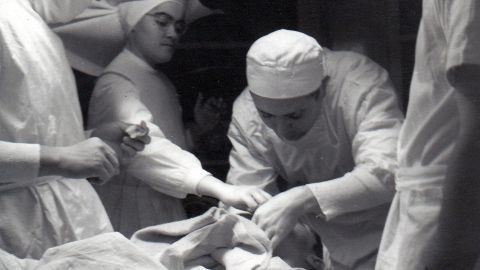 El Dr. Gonz&aacute;lez Costea en una cirug&iacute;a de cataratas 