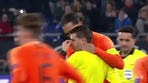 El árbitro del Alemania - Holanda se enteró de la muerte de su madre en el descanso del partido El árbitro del Alemania - Holanda se enteró de la muerte de su madre en el descanso del partido
