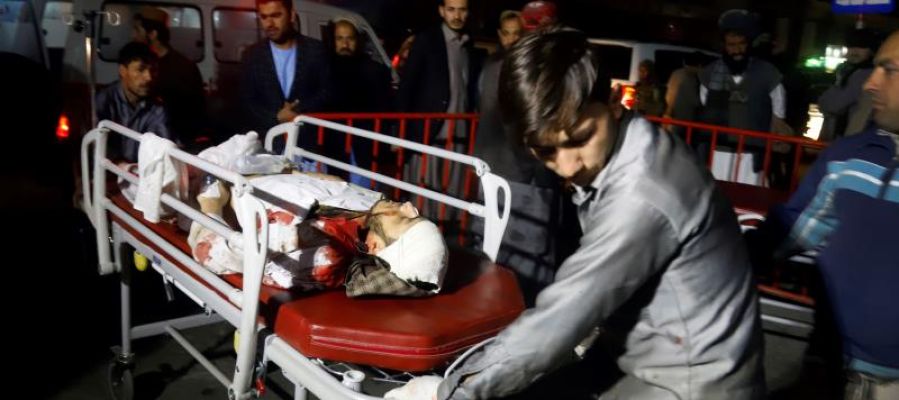 Miembros de los servicios de emergencia transportan en camilla a un herido tras un ataque suicida en Kabul, Afganistán Miembros de los servicios de emergencia transportan en camilla a un herido tras un ataque suicida en Kabul, Afganistán