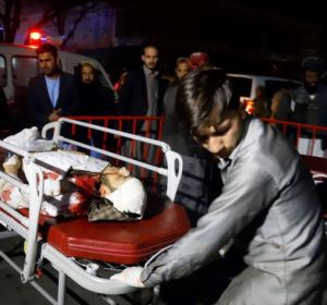 Miembros de los servicios de emergencia transportan en camilla a un herido tras un ataque suicida en Kabul, Afganistán Miembros de los servicios de emergencia transportan en camilla a un herido tras un ataque suicida en Kabul, Afganistán