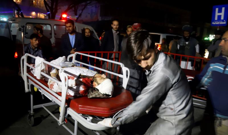 Al menos 40 muertos y 60 heridos en una explosión en un salón de bodas en Kabul Al menos 40 muertos y 60 heridos en una explosión en un salón de bodas en Kabul