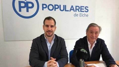 Jos&eacute; Navarro y Jos&eacute; Salas en la sede del PP de Elche
