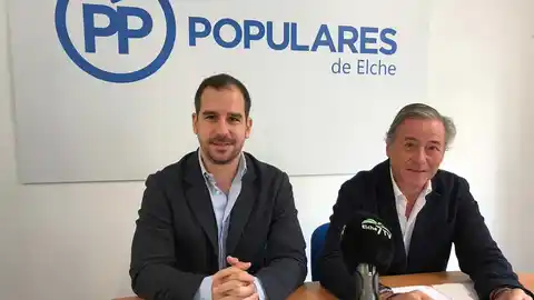 José Navarro y José Salas en la sede del PP de Elche José Navarro y José Salas en la sede del PP de Elche