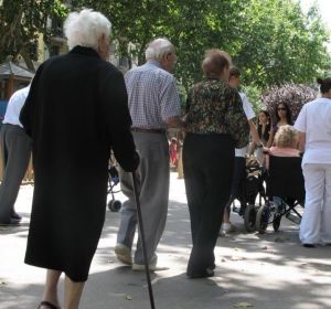Grupo de ancianos paseando Grupo de ancianos paseando
