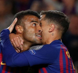 Rafinha y Coutinho se abrazan Rafinha y Coutinho se abrazan