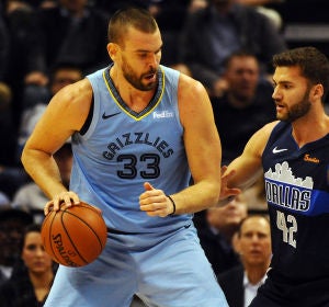 Marc Gasol, en acción ante los Dallas Mavericks Marc Gasol, en acción ante los Dallas Mavericks