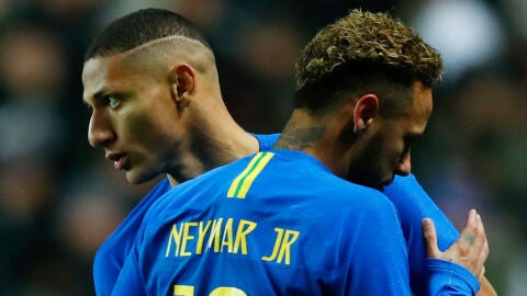Neymar se retira lesionado del partido amistoso contra Camer&uacute;n