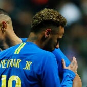 Neymar se retira lesionado del partido amistoso contra Camerún