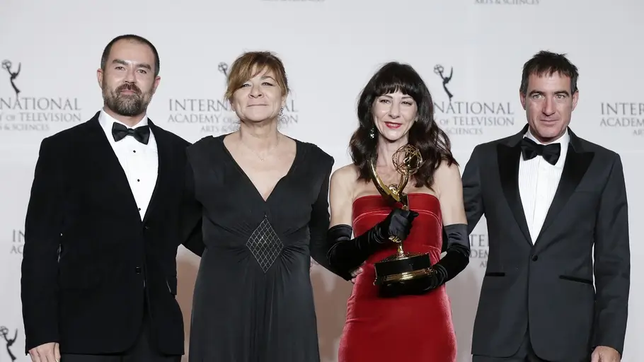 David Ito, Sonia Martínez, Esther Martínez Lobato y Álex Pina recogen el Emmy Internacional Por 'La Casa de Papel'