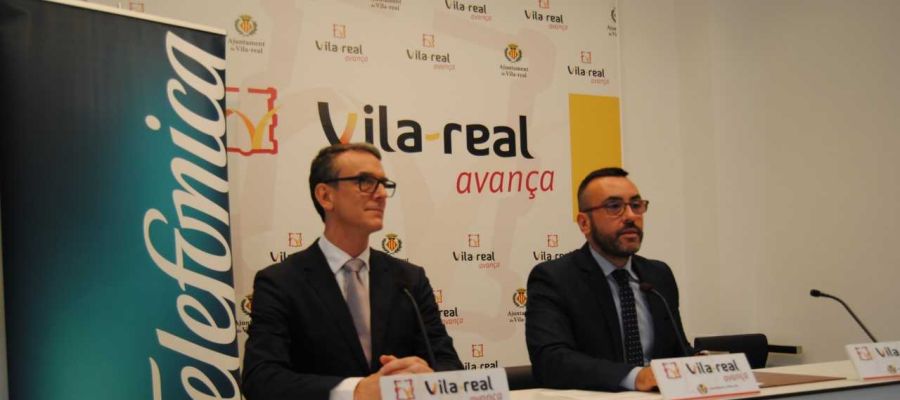 El alcalde José Benlloch junta,amb el director de servicis diritals de Telefònica Bruno Vilarasau. El alcalde José Benlloch junta,amb el director de servicis diritals de Telefònica Bruno Vilarasau.