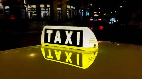 Cartel de taxi encendido