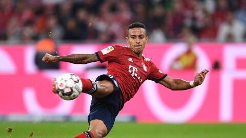 Thiago Alc&aacute;ntara realiza un disparo
