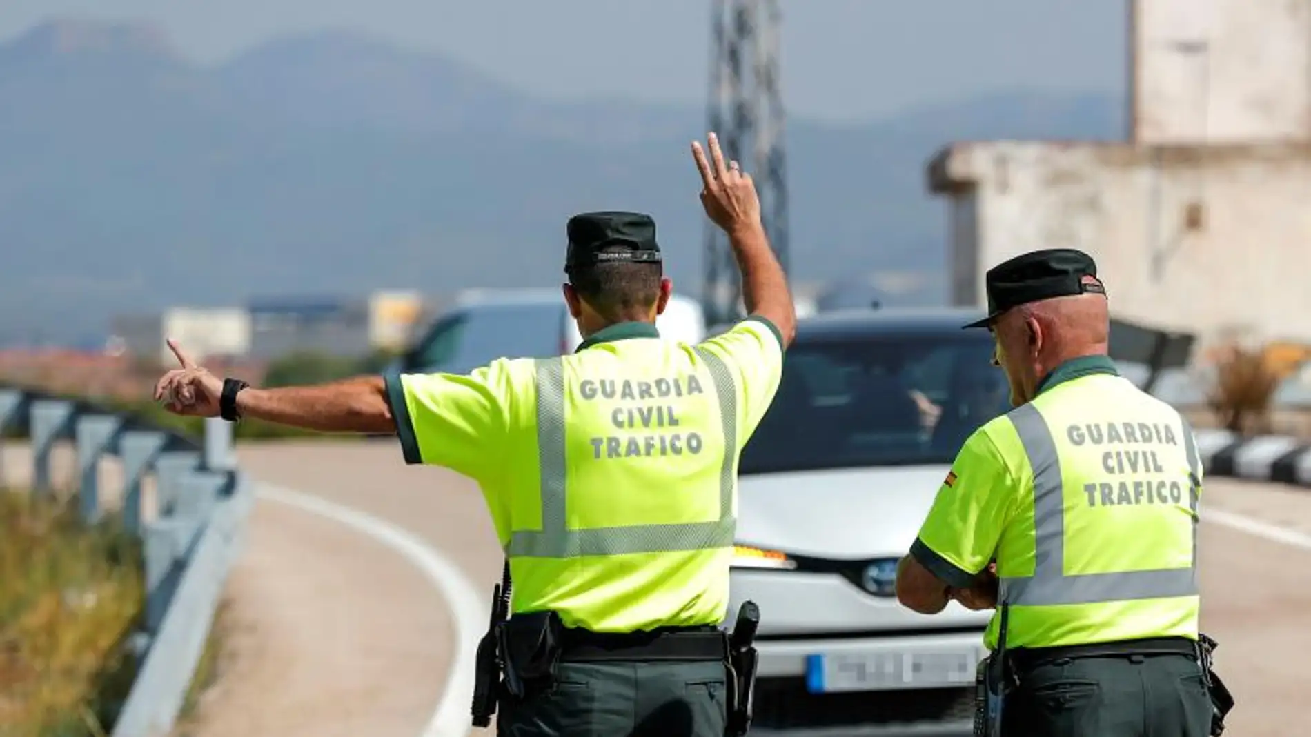 Efectivos de la Guardia Civil realizan un control