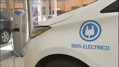 Imagen de archivo de un coche eléctrico Imagen de archivo de un coche eléctrico