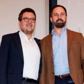 El presidente de Vox, Santiago Abascal, y el que fuera candidato a la presidencia de la Junta de Andalucía, Francisco Serrano