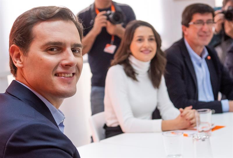 Rivera responde a Sánchez que los andaluces "le han dado la espalda" a su alianza con los independentistas Rivera responde a Sánchez que los andaluces "le han dado la espalda" a su alianza con los independentistas