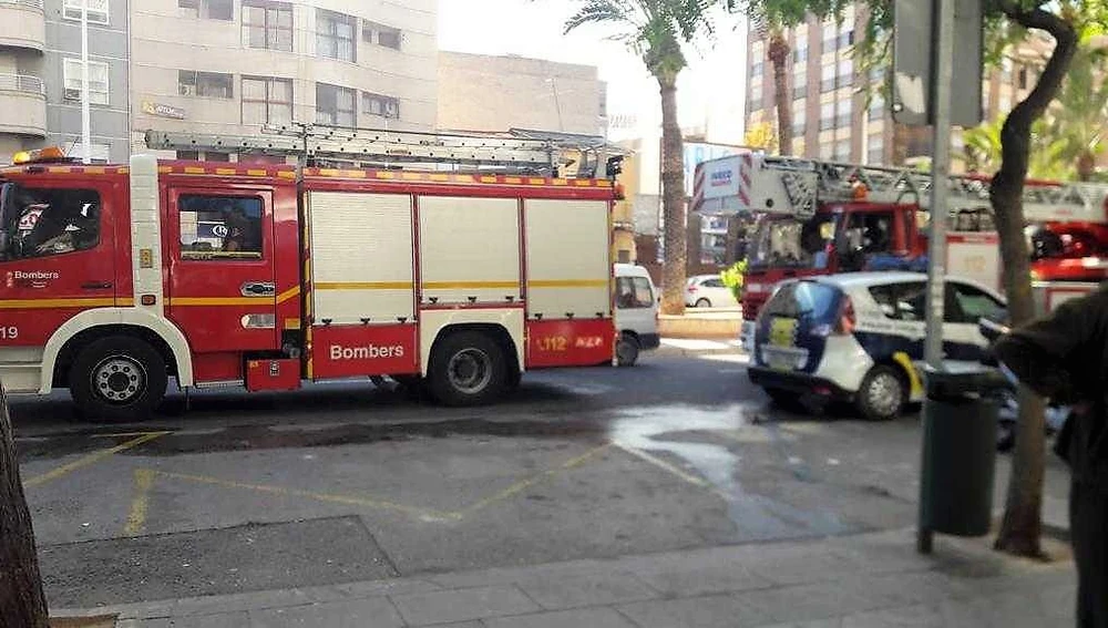 Vehículos de bomberos y Policía Local de en el incendio del consultorio médico de Elche