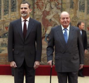 El rey Felipe VI con don Juan Carlos en un acto de la Constitución El rey Felipe VI con don Juan Carlos en un acto de la Constitución