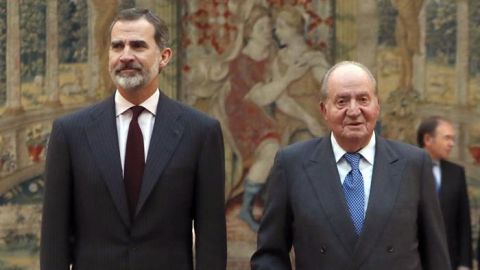 Imagen de archivo del rey Felipe VI con don Juan Carlos en un acto de la Constituci&oacute;n