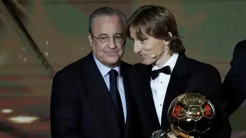 Florentino Pérez con Luka Modric. Florentino Pérez con Luka Modric.