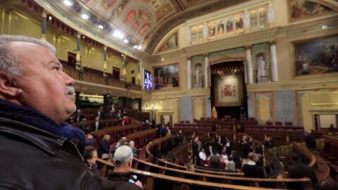Un hombre contempla el Congreso durante la jornada de puertas abiertas