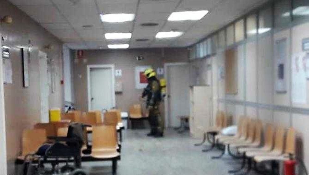 Un bombero en el interior del consultorio médico José María Pemán de Elche