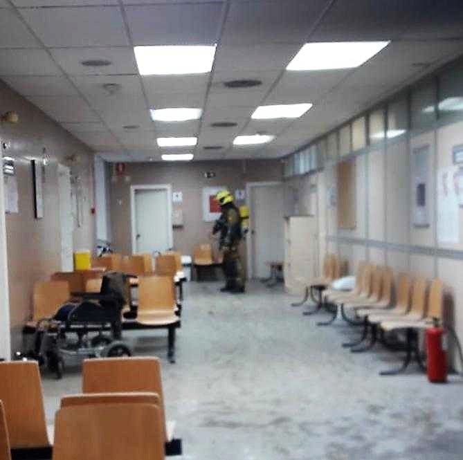 La explosión de una mochila portátil de oxígeno provoca un incendio en el consultorio médico José María Pemán de Elche La explosión de una mochila portátil de oxígeno provoca un incendio en el consultorio médico José María Pemán de Elche