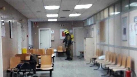 Un bombero en el interior del consultorio m&eacute;dico Jos&eacute; Mar&iacute;a Pem&aacute;n de Elche