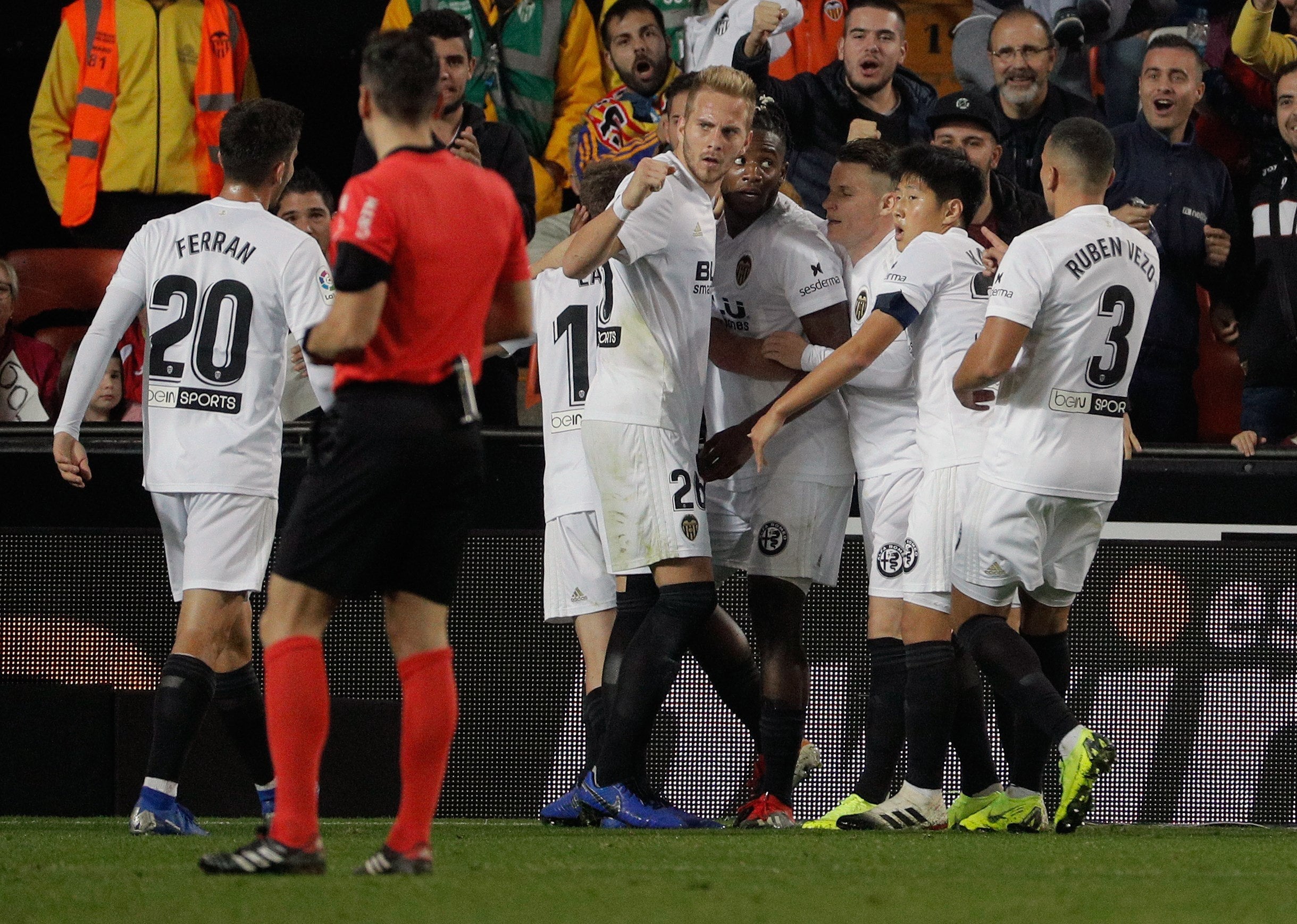 Diakhaby salva al Valencia en prolongación e impide liderato del Sevilla Diakhaby salva al Valencia en prolongación e impide liderato del Sevilla