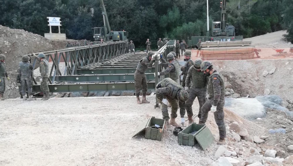 Militares trabajando en la construcción del puente provisional en Artà