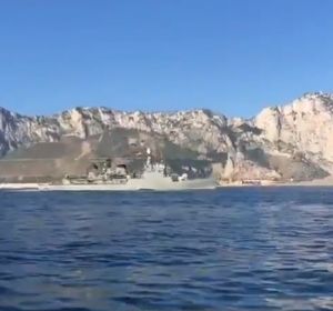 Fragata con el himno de España al pasar ante Gibraltar Fragata con el himno de España al pasar ante Gibraltar