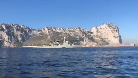 Fragata con el himno de Espa&ntilde;a al pasar ante Gibraltar