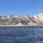 Fragata con el himno de España al pasar ante Gibraltar