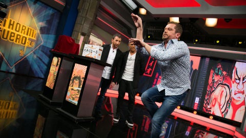 V&Iacute;DEO: El Monaguillo derrocha dosis de humor con la visita de Alejandro Sanz imitando las poses de Pablo Motos 