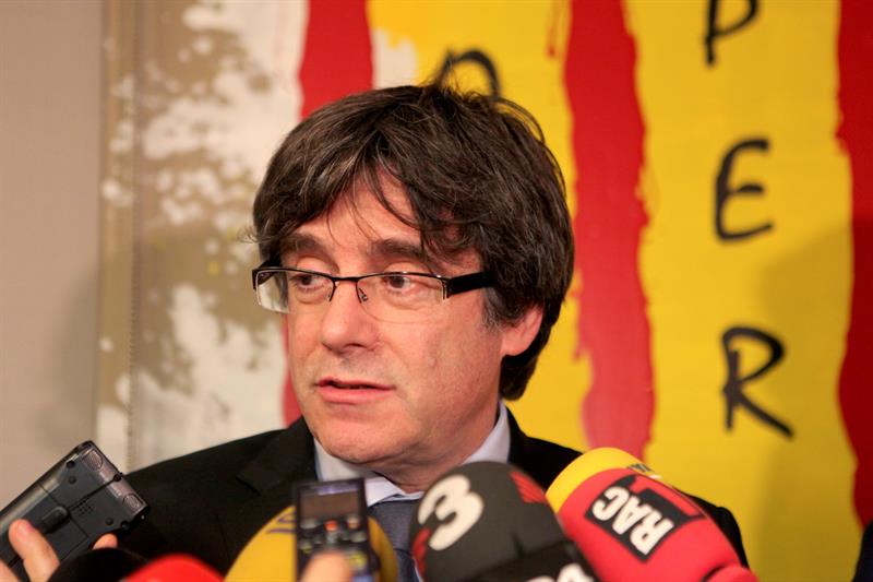 Puigdemont recurre al Constitucional que la Mesa del Parlament le retirara la opción de delegar el voto Puigdemont recurre al Constitucional que la Mesa del Parlament le retirara la opción de delegar el voto