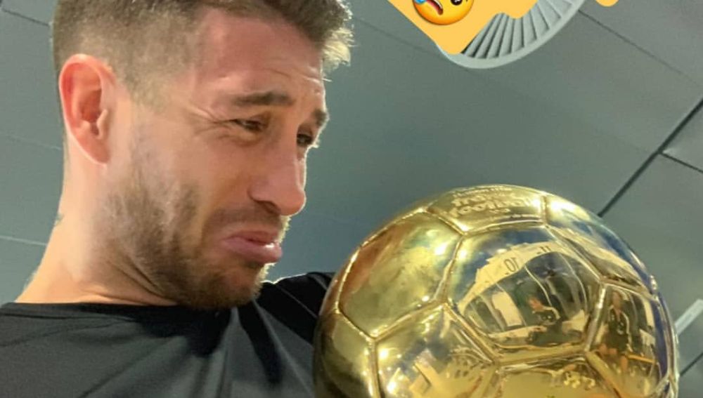 Sergio Ramos, con el Balón de Oro de Modric
