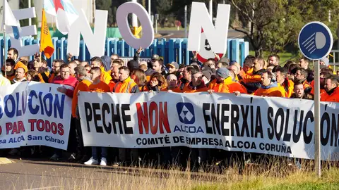 Trabajadores de Alcoa se desplazan a San Cibrao (Lugo) para protestar contra el Expediente de Regulación de Empleo (ERE) de la empresa Trabajadores de Alcoa se desplazan a San Cibrao (Lugo) para protestar contra el Expediente de Regulación de Empleo (ERE) de la empresa