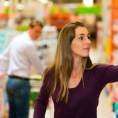 Hombre mirando a chica en supermercado