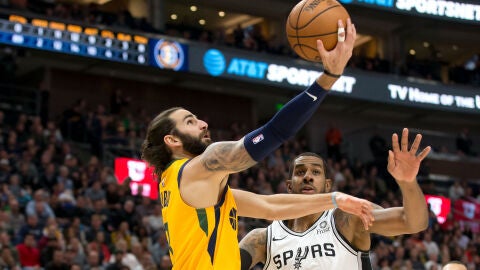 Ricky Rubio realiza una bandeja ante los Spurs
