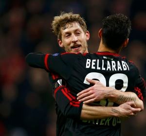 Stefan Kiessling abraza a Bellarabi Stefan Kiessling abraza a Bellarabi