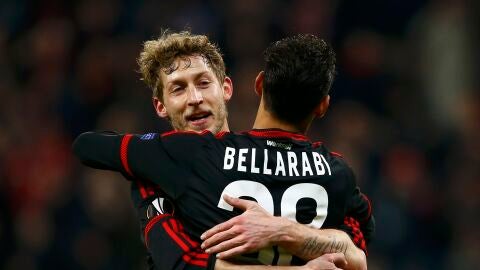 Stefan Kiessling abraza a Bellarabi