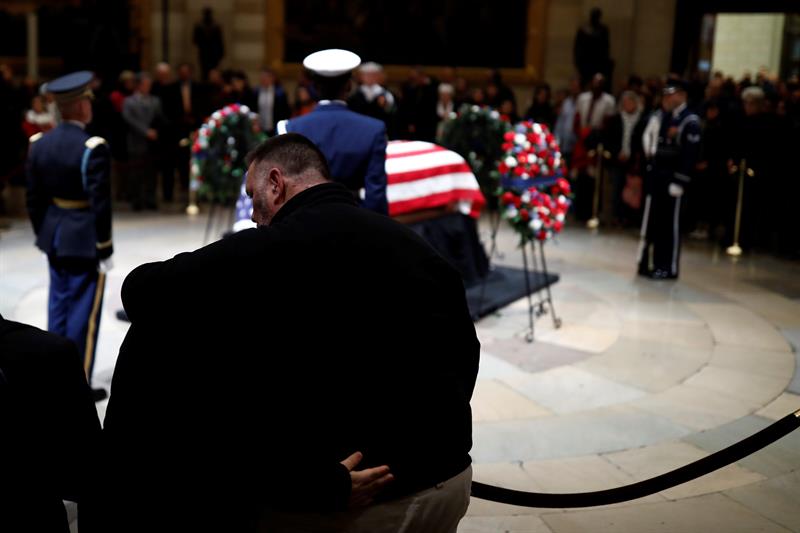 EEUU despide a Bush, el líder que encontró "el espacio común" que ahora falta EEUU despide a Bush, el líder que encontró "el espacio común" que ahora falta