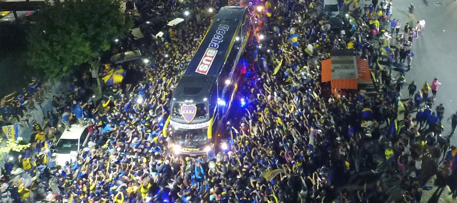 El autobús de Boca Juniors camino al aeropuerto para viajar a Madrid El autobús de Boca Juniors camino al aeropuerto para viajar a Madrid