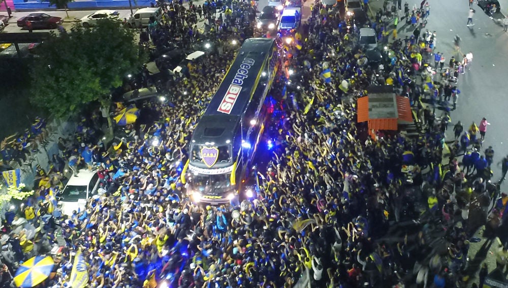 El autobús de Boca Juniors camino al aeropuerto para viajar a Madrid