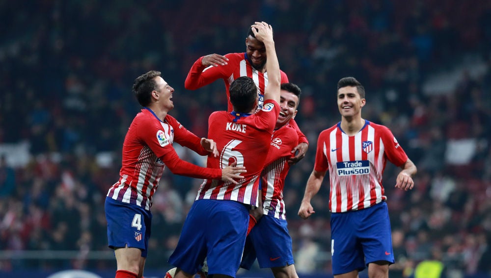 Los jugadores del Atlético felicitan a Lemar tras su gol