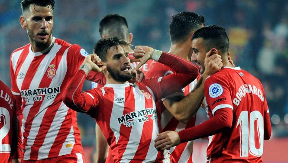 Los jugadores del Girona celebran un gol de Portu