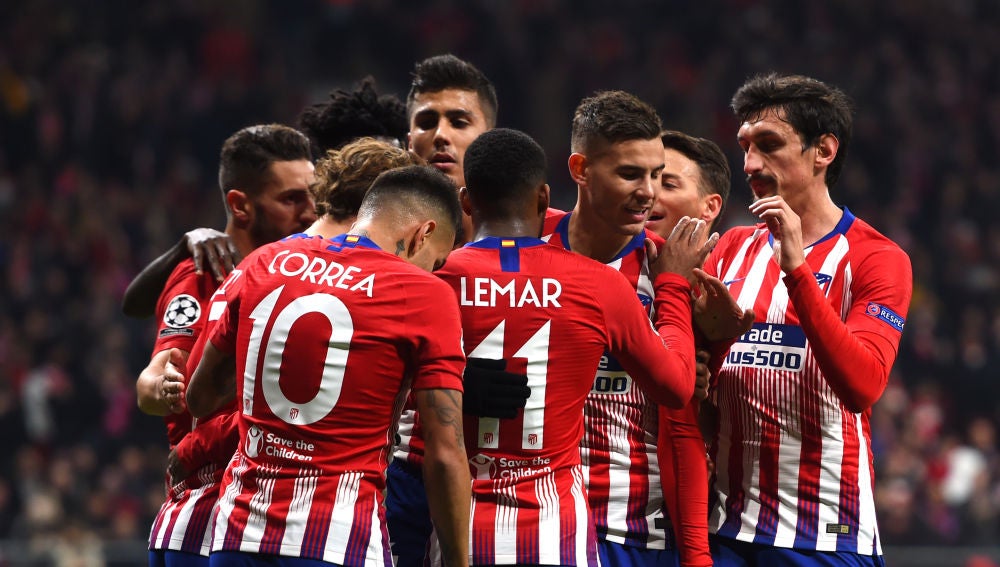 Los jugadores del Atlético de Madrid celebran un gol