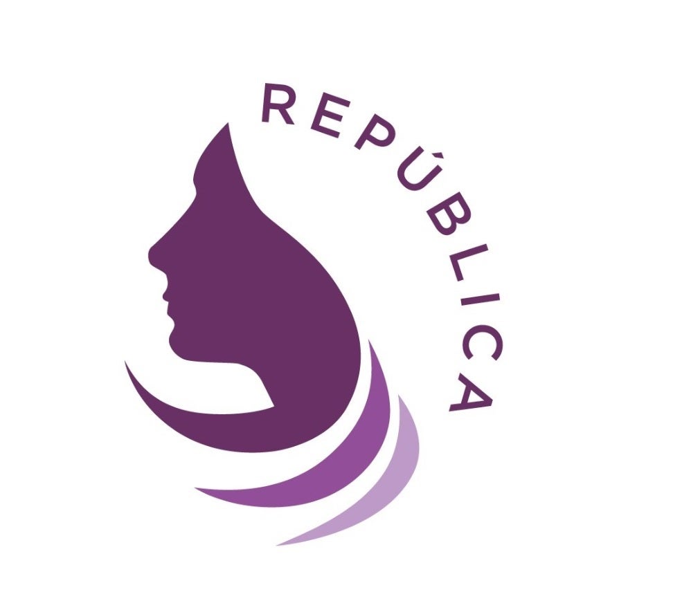 El perfil de una mujer y la palabra 'República', el símbolo que luce Podemos en los actos del Día de la Constitución El perfil de una mujer y la palabra 'República', el símbolo que luce Podemos en los actos del Día de la Constitución