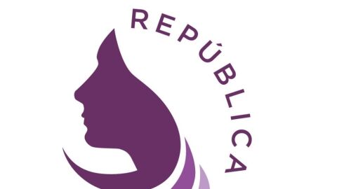 Podemos exhibir&aacute; su rep&uacute;blica ante el rey: un rostro de mujer de color morado