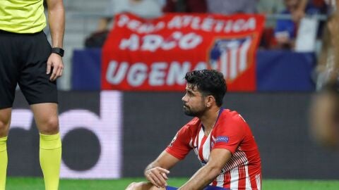 Diego Costa se duele en el suelo